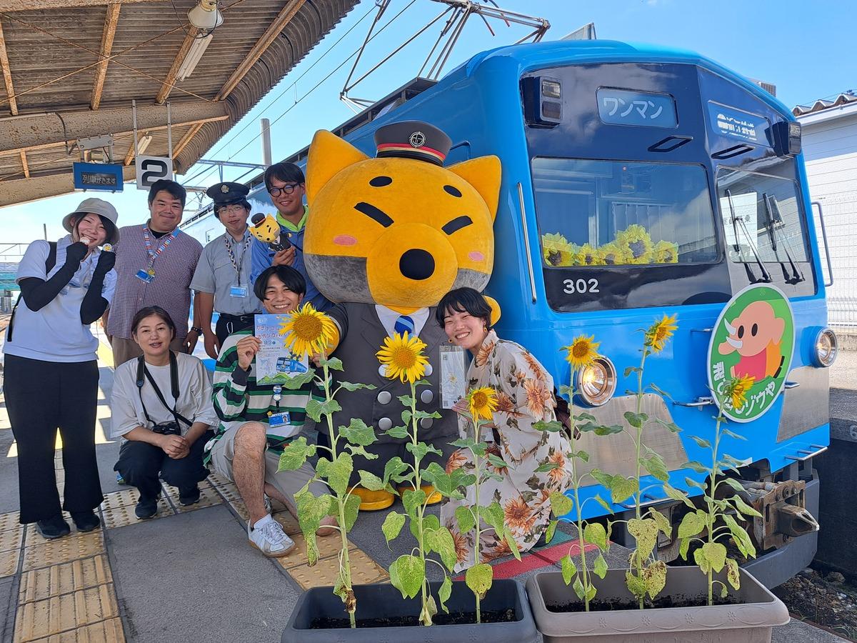 「駅長がちゃこん」とスタッフ