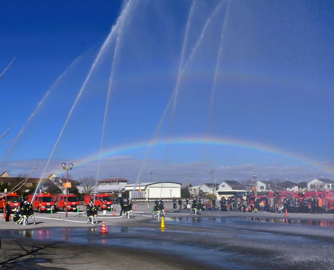 屋外で行われた一斉放水