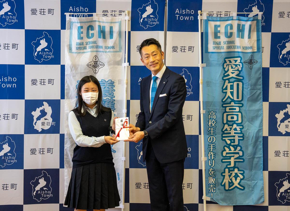 （左から）仁保さん、有村愛荘町長