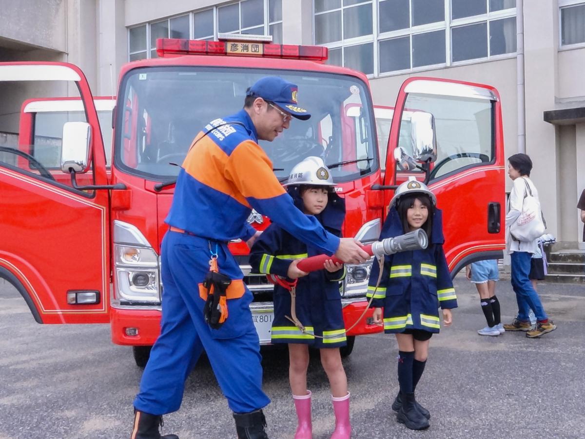 消防団による体験に参加する小学生