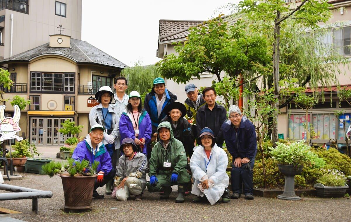 作業に参加したレイカディア大学の卒業生たち