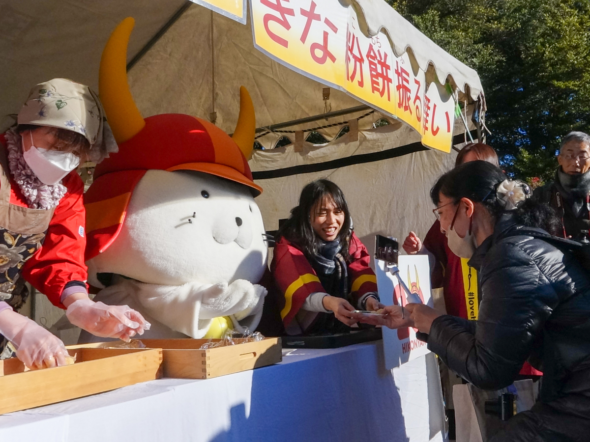 餅をふるまうひこにゃん＝玄宮園 - 彦根経済新聞