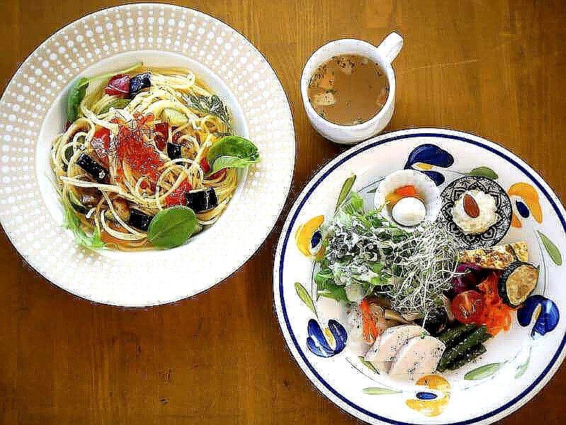 パスタランチ（1,680円） 前菜プレート、スープ、ドリンク付き。