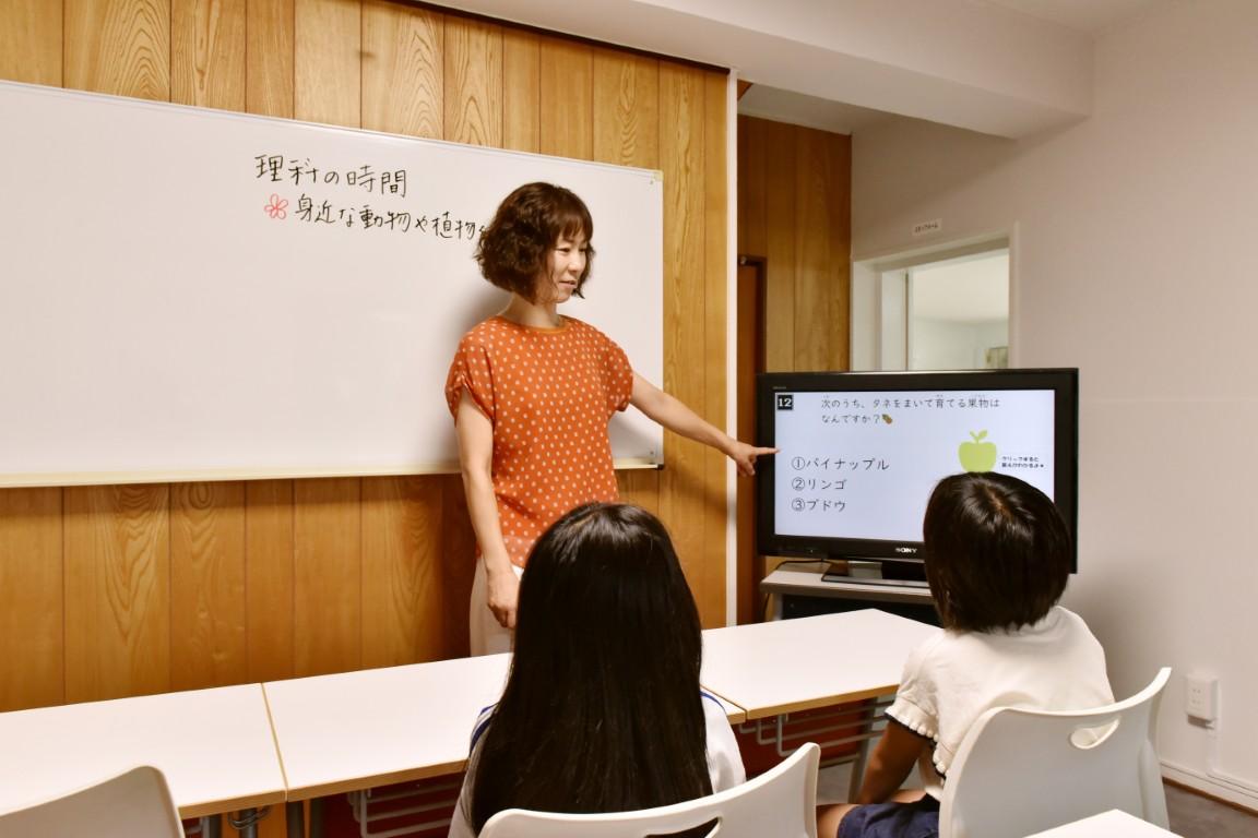 授業を行う福永寛子さん