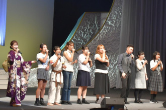 姫路で「丘みどり青春歌うまグランプリ」　8人が歌声競う