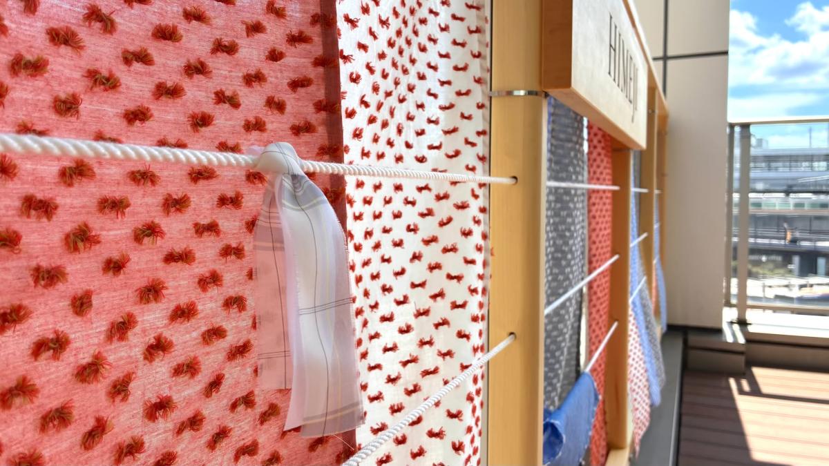 「結び処」のロープに結んだ播州織の結び札