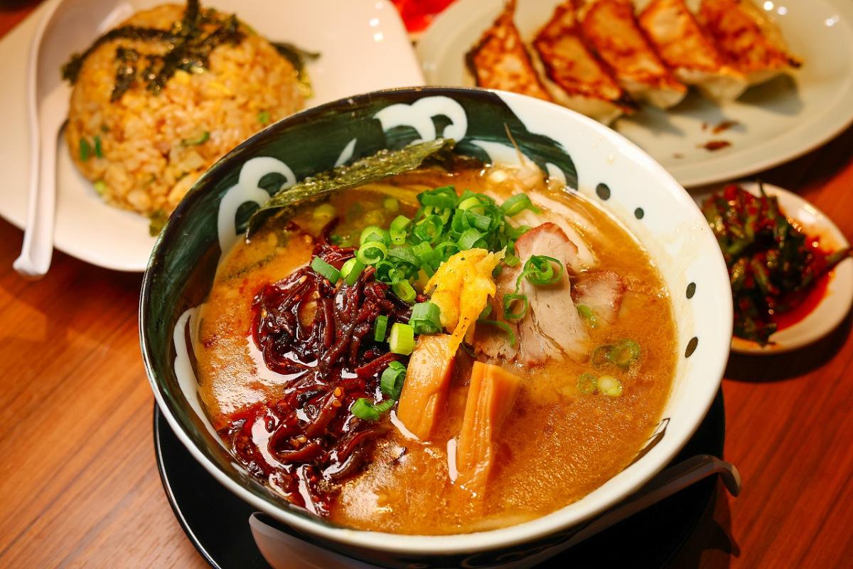 看板メニューの「特濃豚骨みそらぁ麺」　写真提供＝Pazu.Design