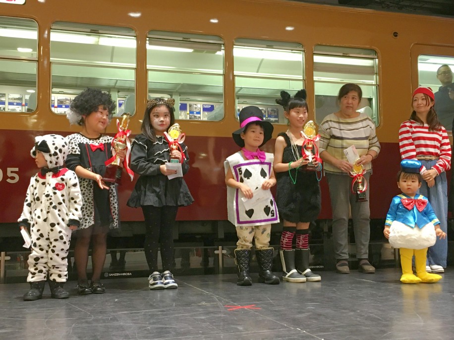 枚方で キッズハロウィン仮装コンテスト 大賞は仮装兄弟の101匹わんちゃん 枚方経済新聞