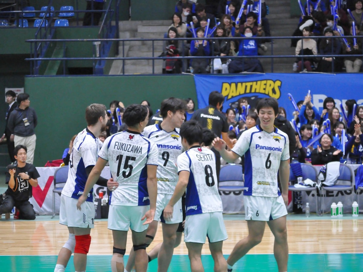 ストレートの勝利を喜ぶ選手たち(関連画像)
