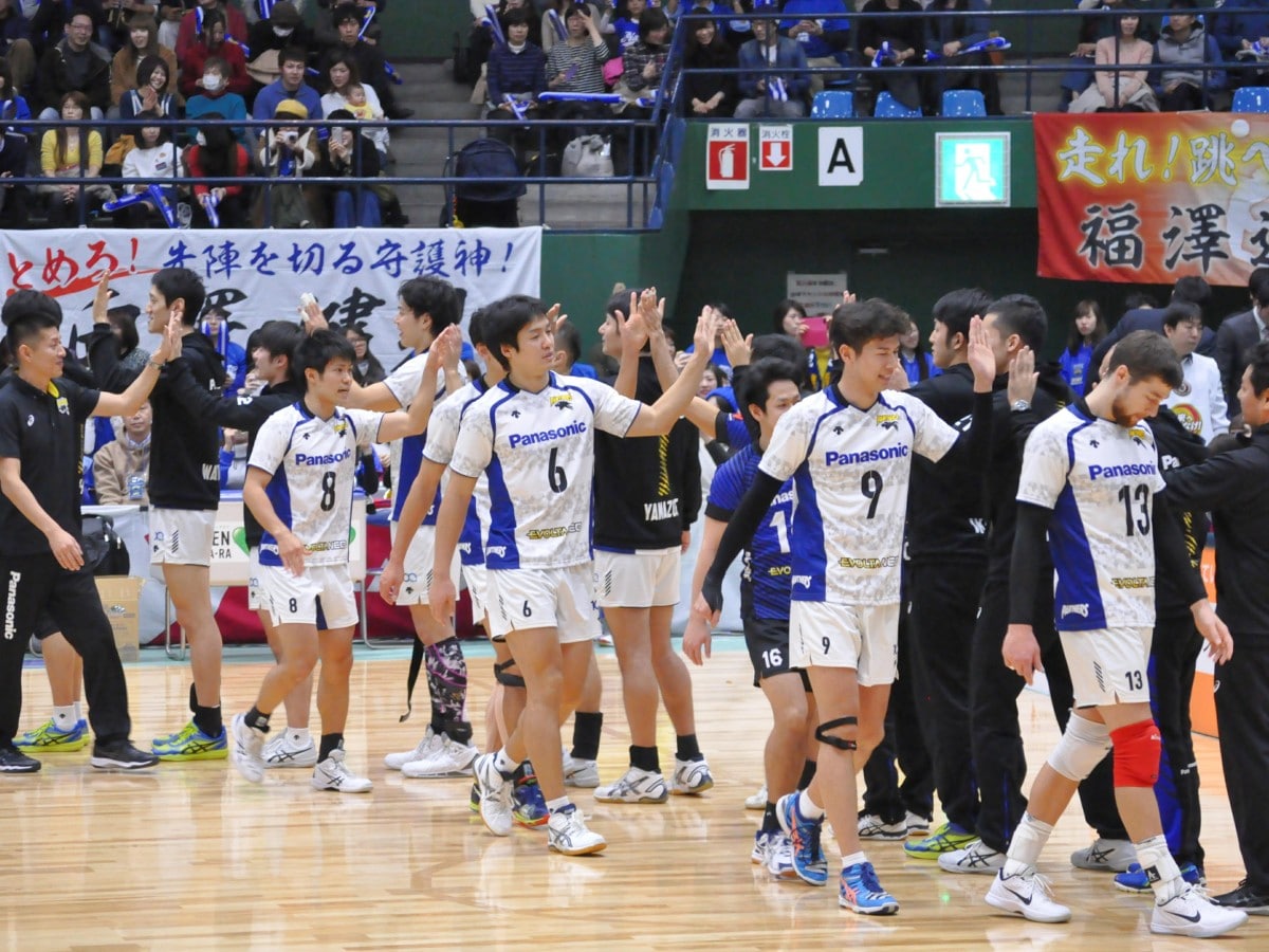 ストレートの勝利を喜ぶ選手たち(関連画像)