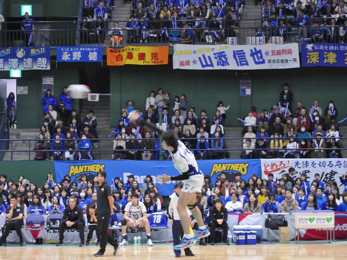 サーブを打つ今村選手(関連画像)