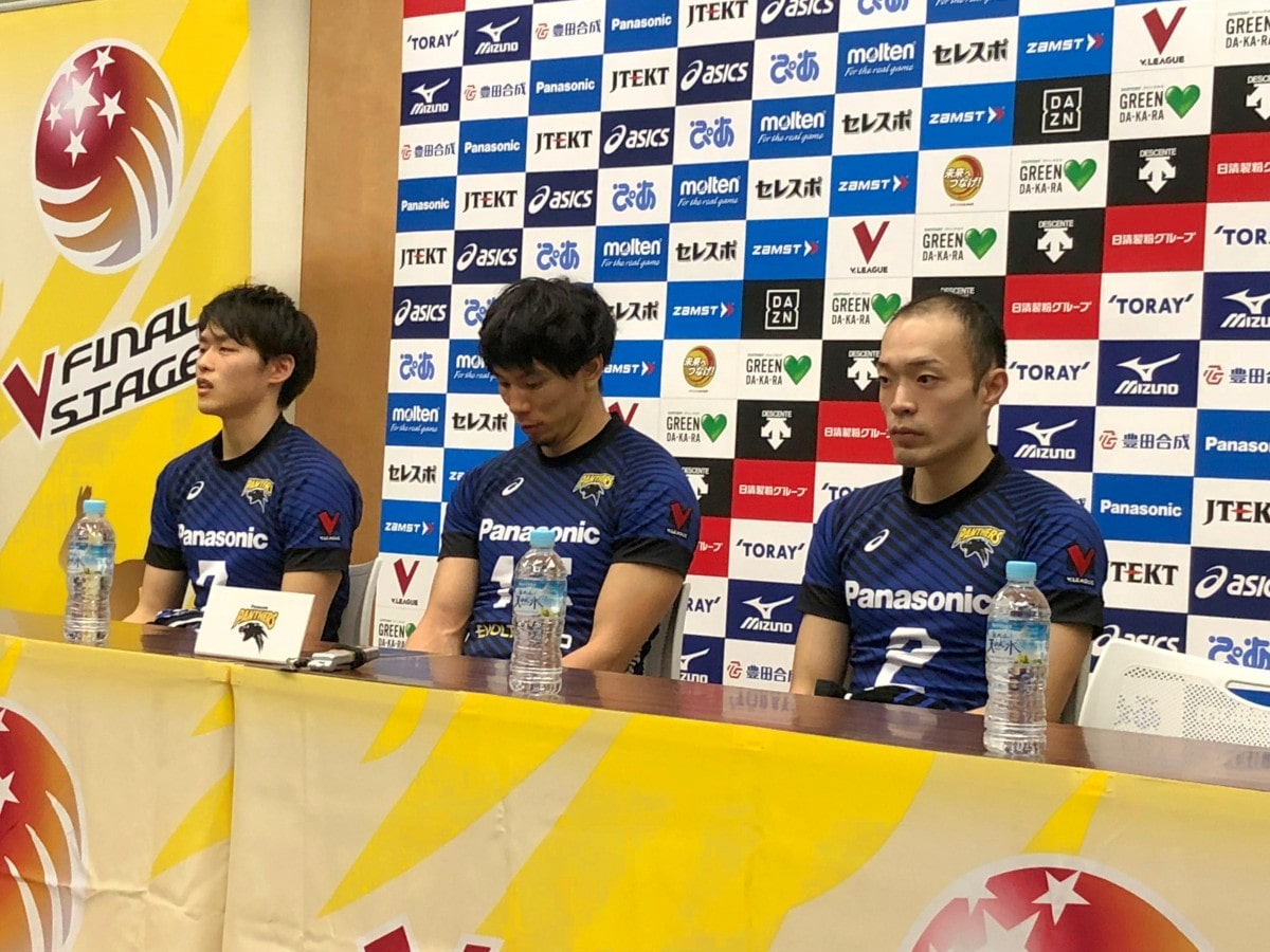 試合後に行われたインタビューに答える深津選手、福澤選手、久原選手(関連画像)