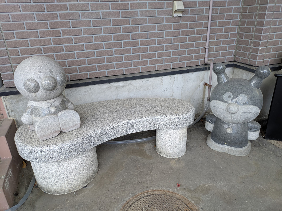 アンパンマンの石椅子とバイキンマン