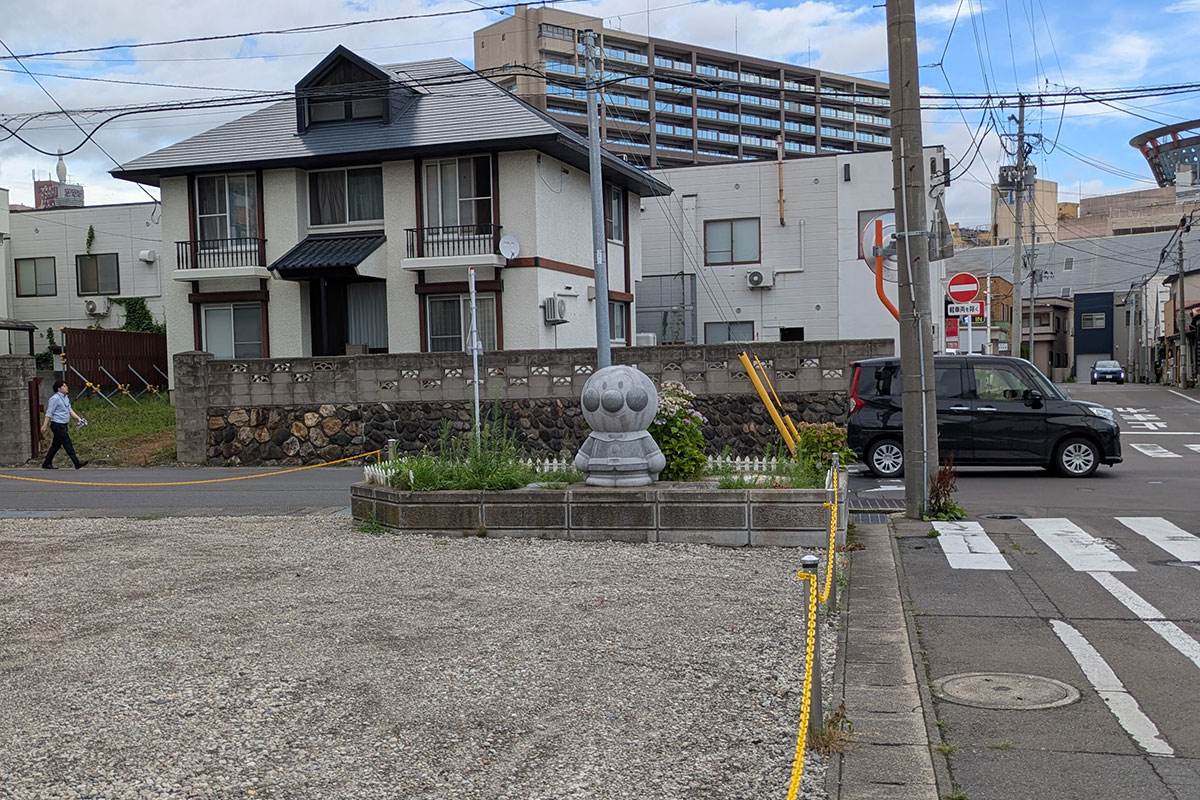交差点にあるアンパンマンの石像
