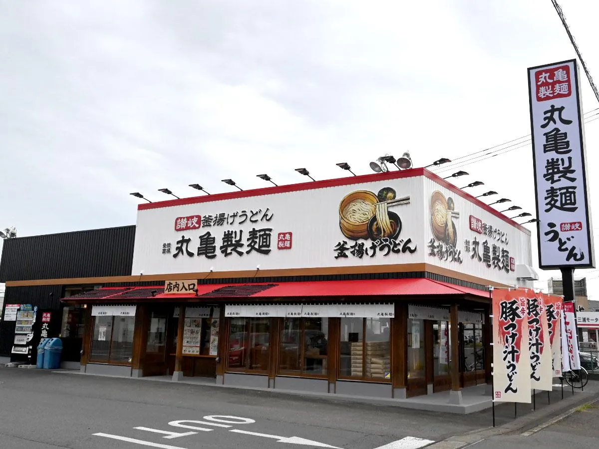 国道102号に接続するバイパス沿いに立地する丸亀製?弘前