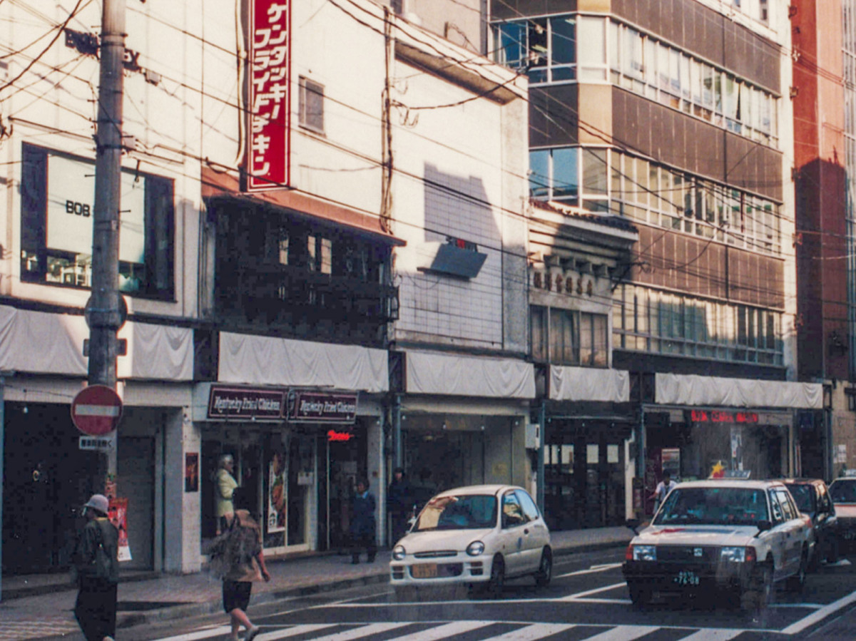 ケンタッキーフライドチキン弘前下土手町店（1996年撮影、写真提供＝弘前商工会議所）