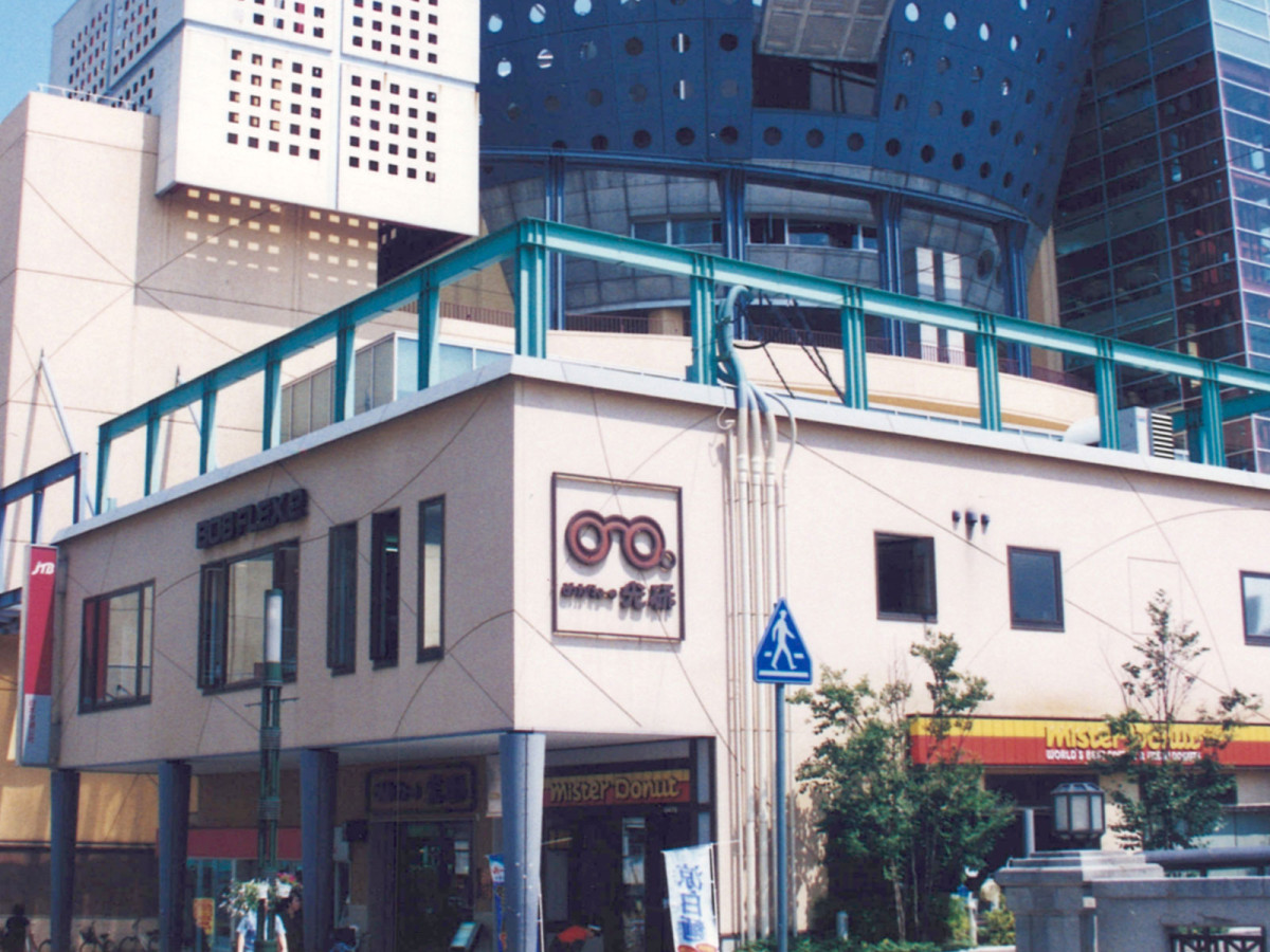 ミスタードーナツ弘前土手町ショップ（1999年撮影、写真提供＝弘前商工会議所）