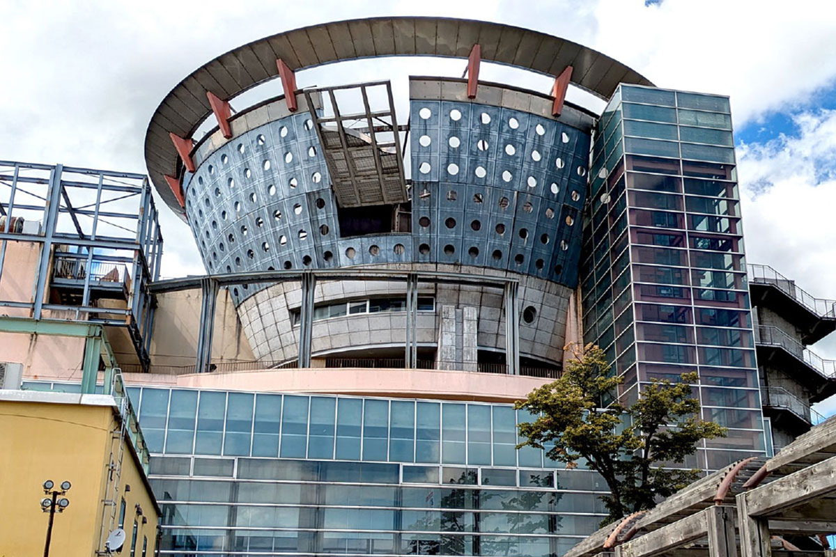 地球儀が乗る前の外観写真