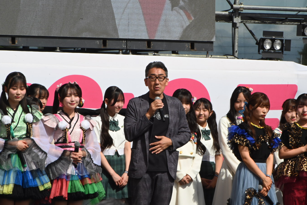 オープニングであいさつをする樋川新一社長
