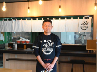 黒石にラーメン店「ふくし」　元ホテルマンが開業、10メートルののれんも