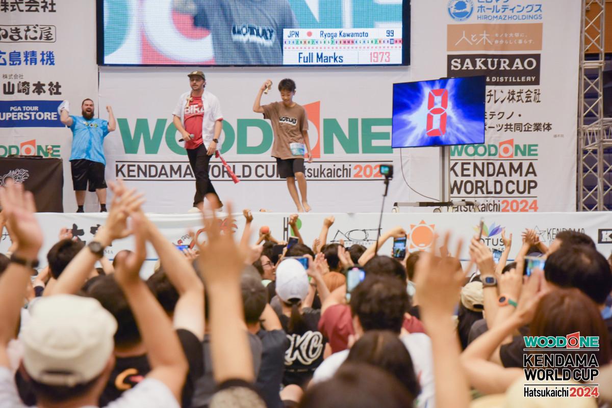 2024年大会の優勝者・川本凌雅選手が決勝ステージを終えた際の様子（写真提供＝けん玉ワールドカップ廿日市実行委員会）