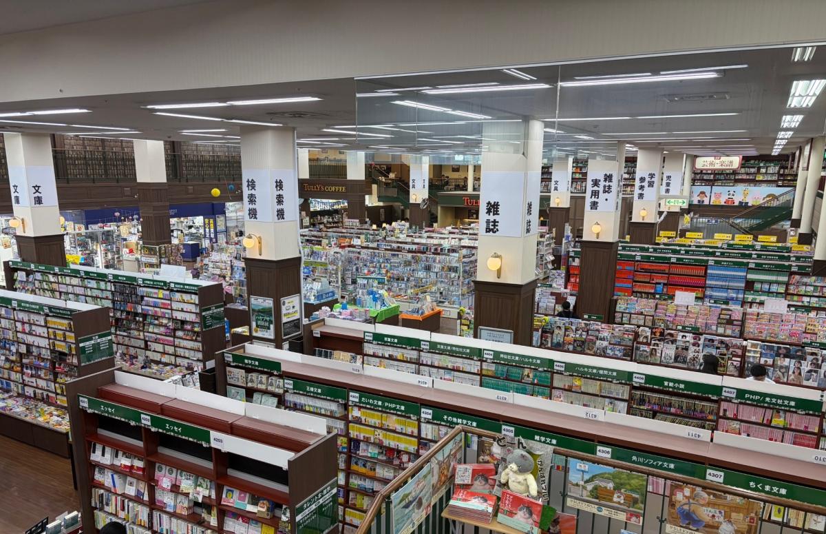 24時間営業を開始する「フタバ図書 TSUTAYA MEGA中筋店」の書籍売り場
