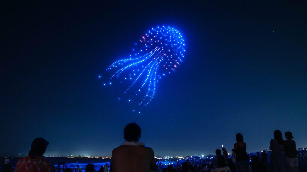 ドローンショー・ジャパンが2024年に神奈川・江の島で実施した500機のドローンショー「江の島マイアミビーチショー夏花火」の様子