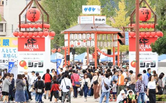 JR西条駅周辺の12エリアで開かれる「2026酒まつり」。写真は過去の様子。