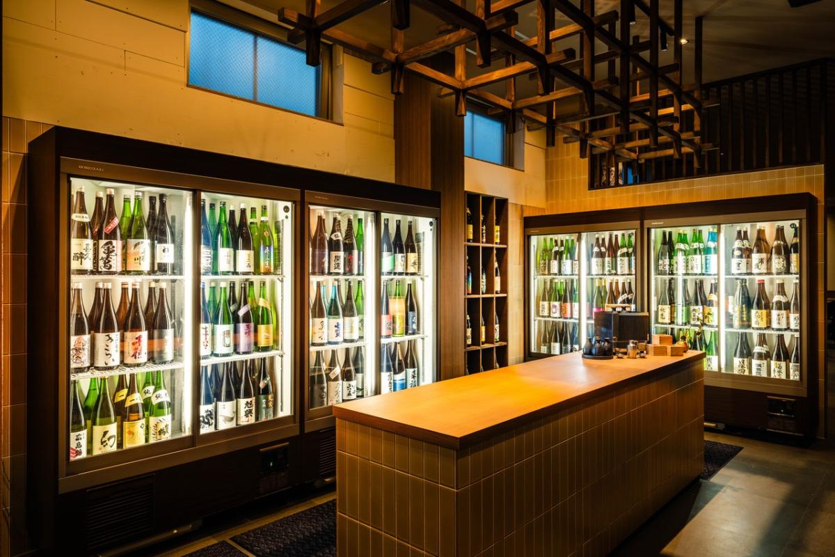 客が冷蔵庫から銘柄を選んで注ぐ、セルフ式の日本酒飲み放題