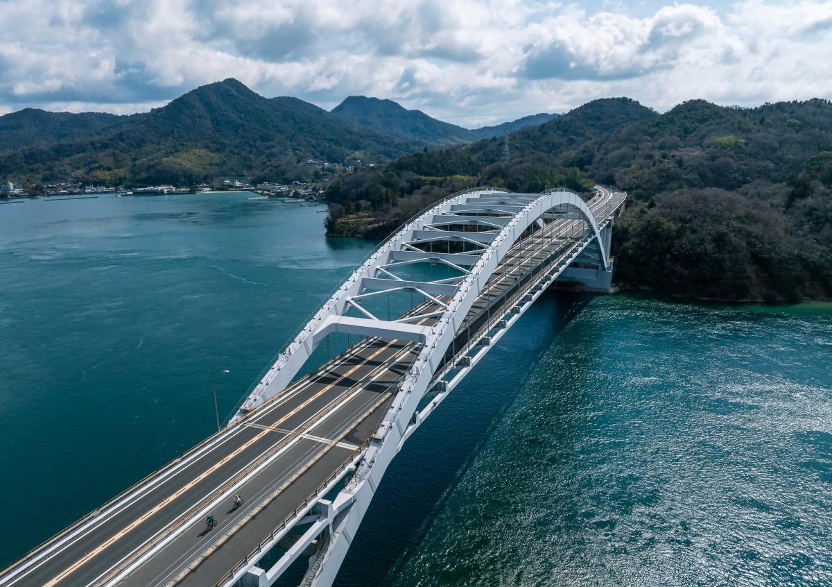 瀬戸内しまなみ海道の大三島橋。大会では普段走れない高速道路の本線を走行する