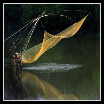 テーマ「偶然の瞬間」で2位の「網魚 」
(c)Vnexpress Photo Contest 2014