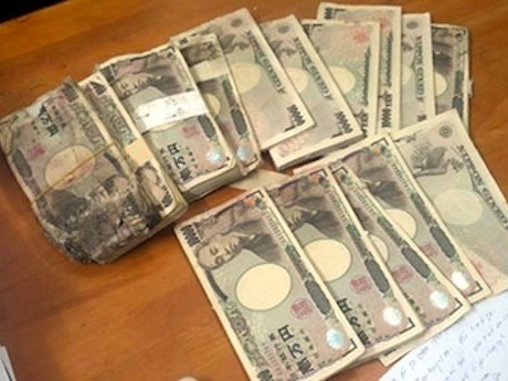 古いスピーカーの中から見つかった日本円©Vnexpress