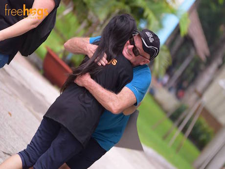 出会った人たちとフリー・ハグをした © Free Hugs Vietnam