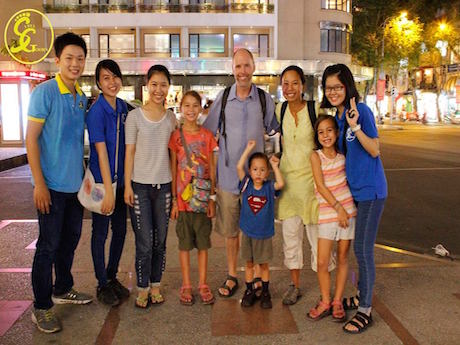 観光客とガイド ©Saigon Free Walking Tours