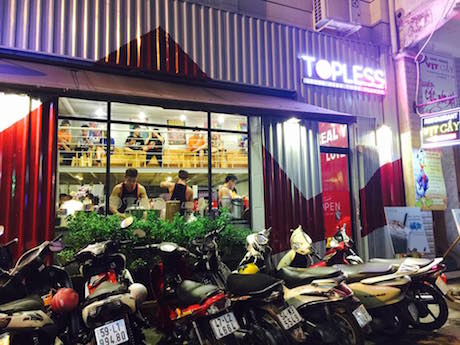 店の外観 © Topless Tea Express
