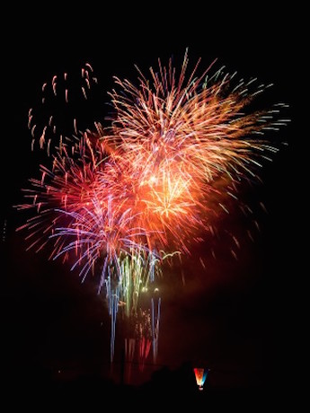 新年を祝って夜空を彩るトゥー・トィエムトンネル付近の打ち上げ花火
