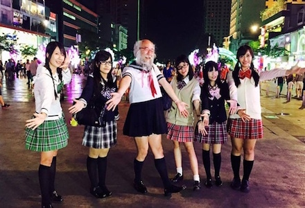 セーラー服おじさんと「Niji Dance Group」のメンバー ©Niji Dance Group