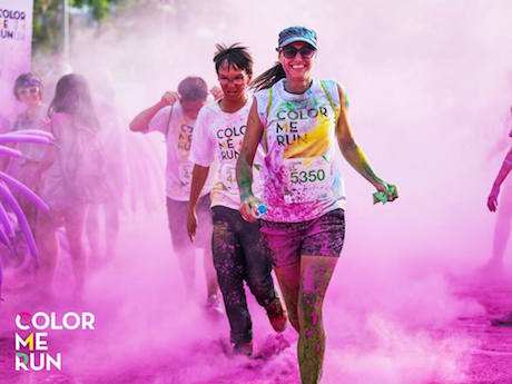 2015年のイベント参加者たち ©color me run