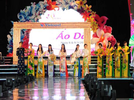 「ミス・アオザイ」コンテスト会場 © Le hoi ao dai Tp HCM
