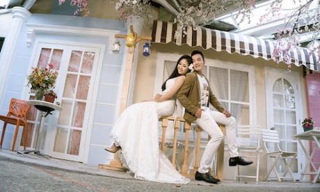 結婚間近のカップルが撮影をしている様子