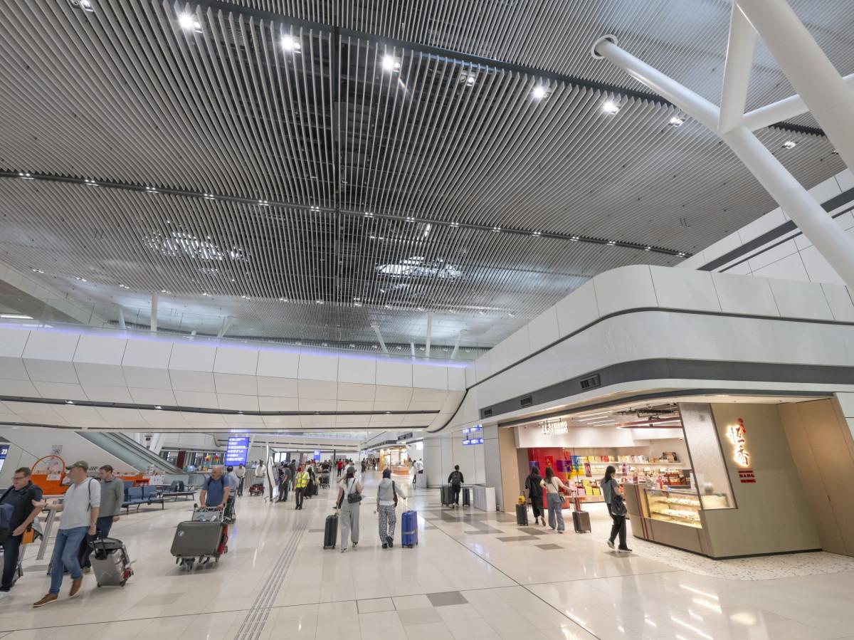 第2旅客ターミナルの段階的な運用を始める香港国際空港