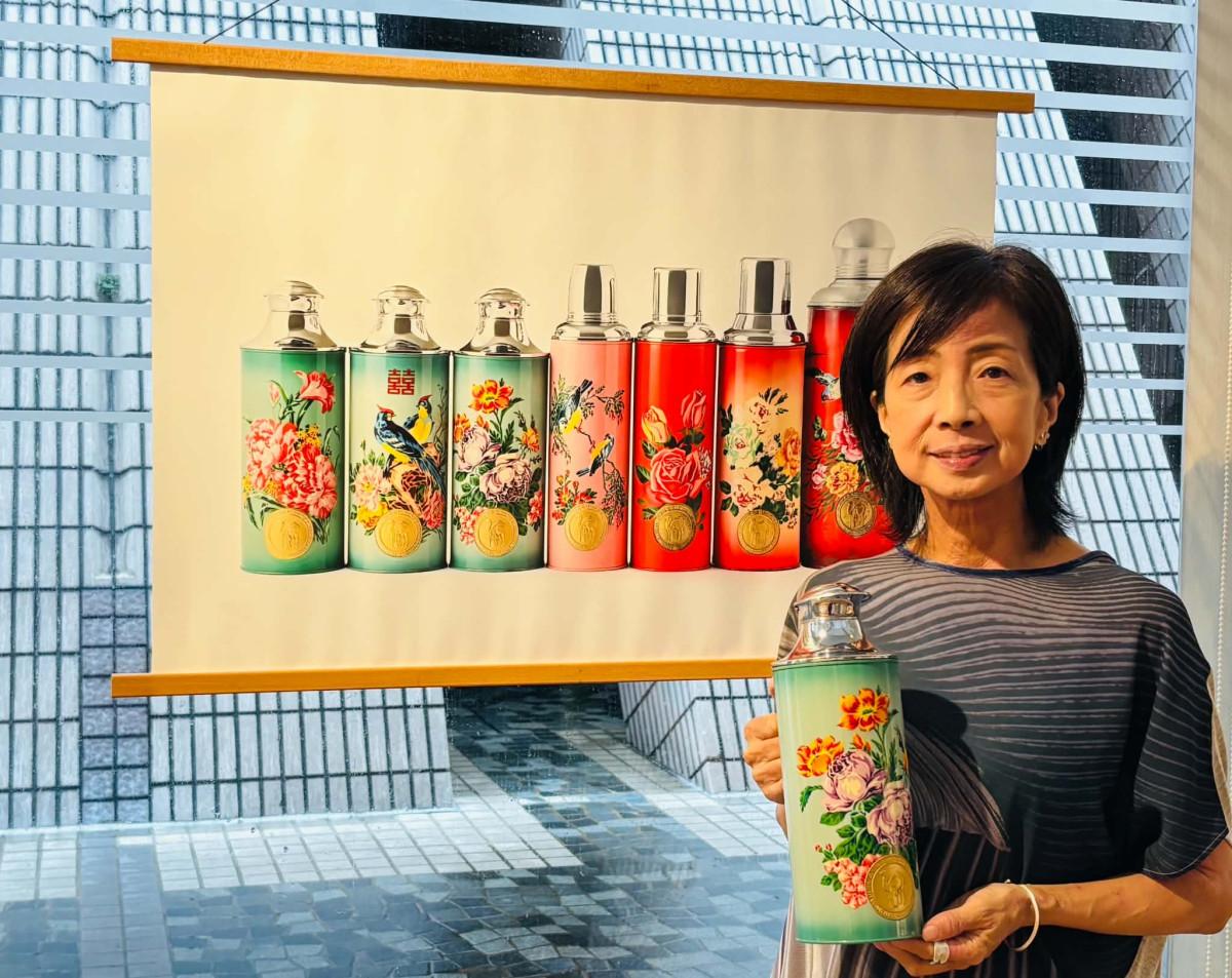 香港で収集したポットの写真をならべた企画展を開催した久米さん