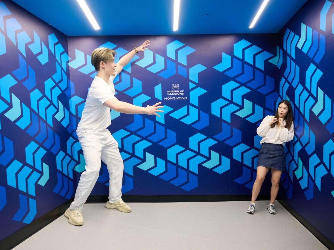 体のサイズが変化したように見える「艾姆斯房間（Ames Room）」
