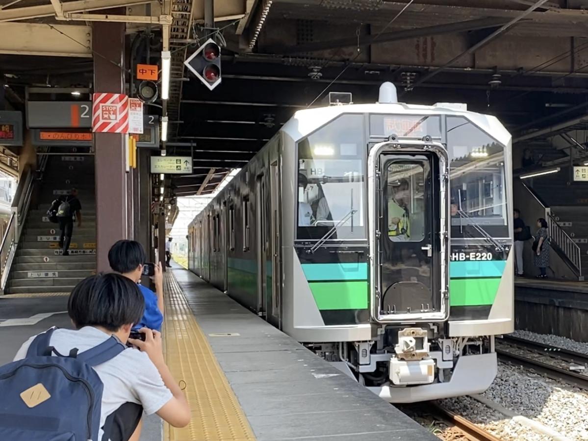JR八高線に導入予定の新型車両をカメラに収める鉄道ファンの中学生ら