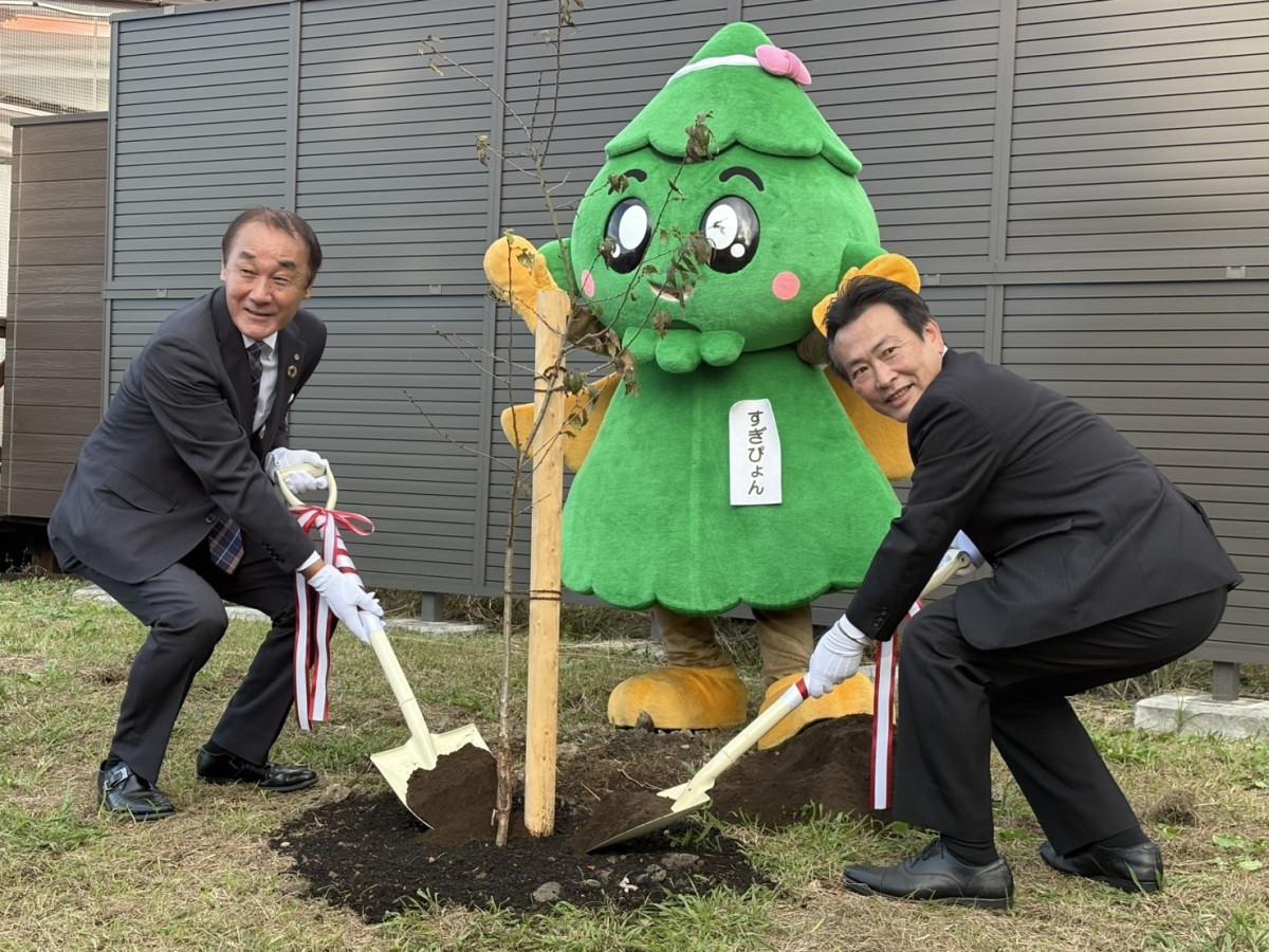 桜沢晃神川町長（左）と窪田裕之杉戸町長による記念植樹の様子（写真提供＝神川町）