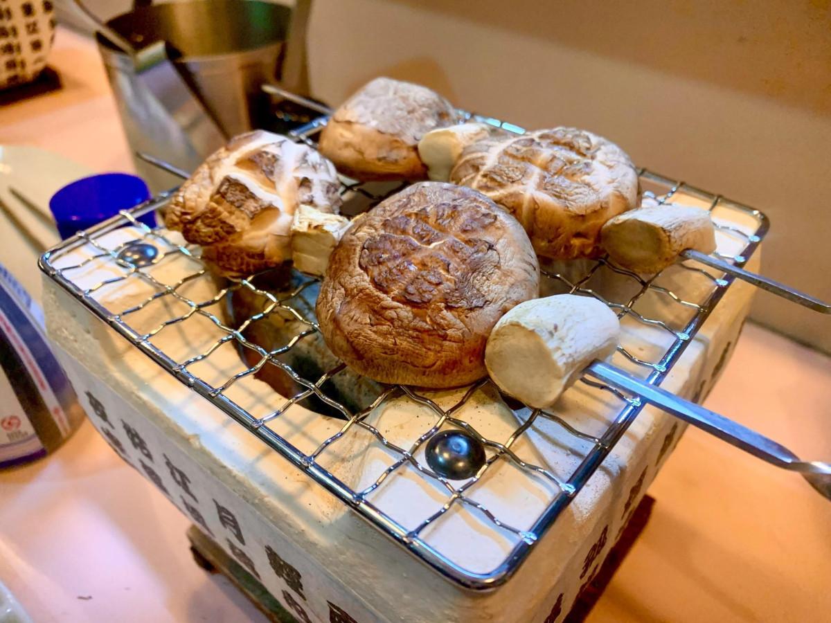 「めし屋　本庄宿」で提供する「七輪セット＆気まぐれ串」（写真提供＝本庄座）