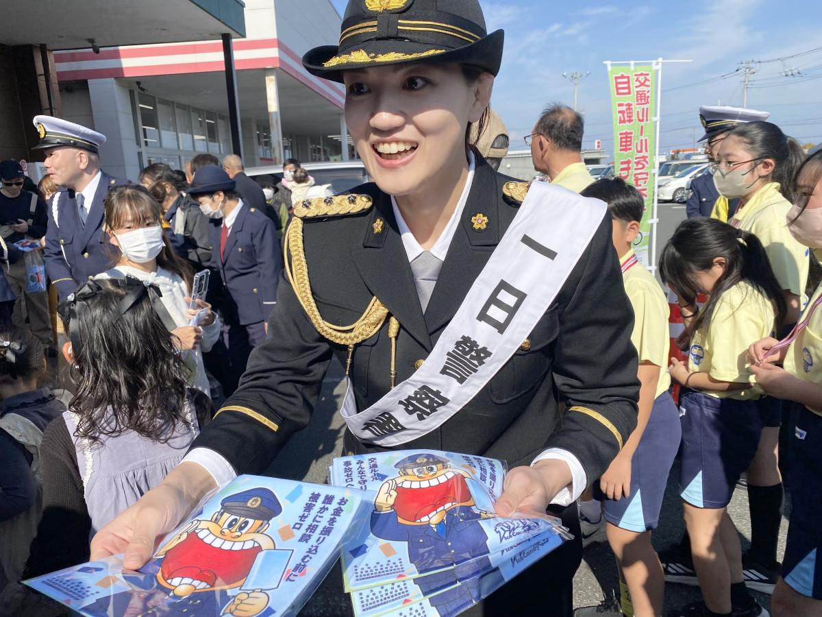 フレッセイ児玉店で、児玉署の一日警察署長を務める新井千鶴さん