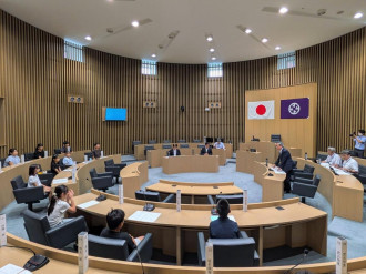 上里町の児童生徒16人が町長らと意見交換　議場で町への提案、再質問も