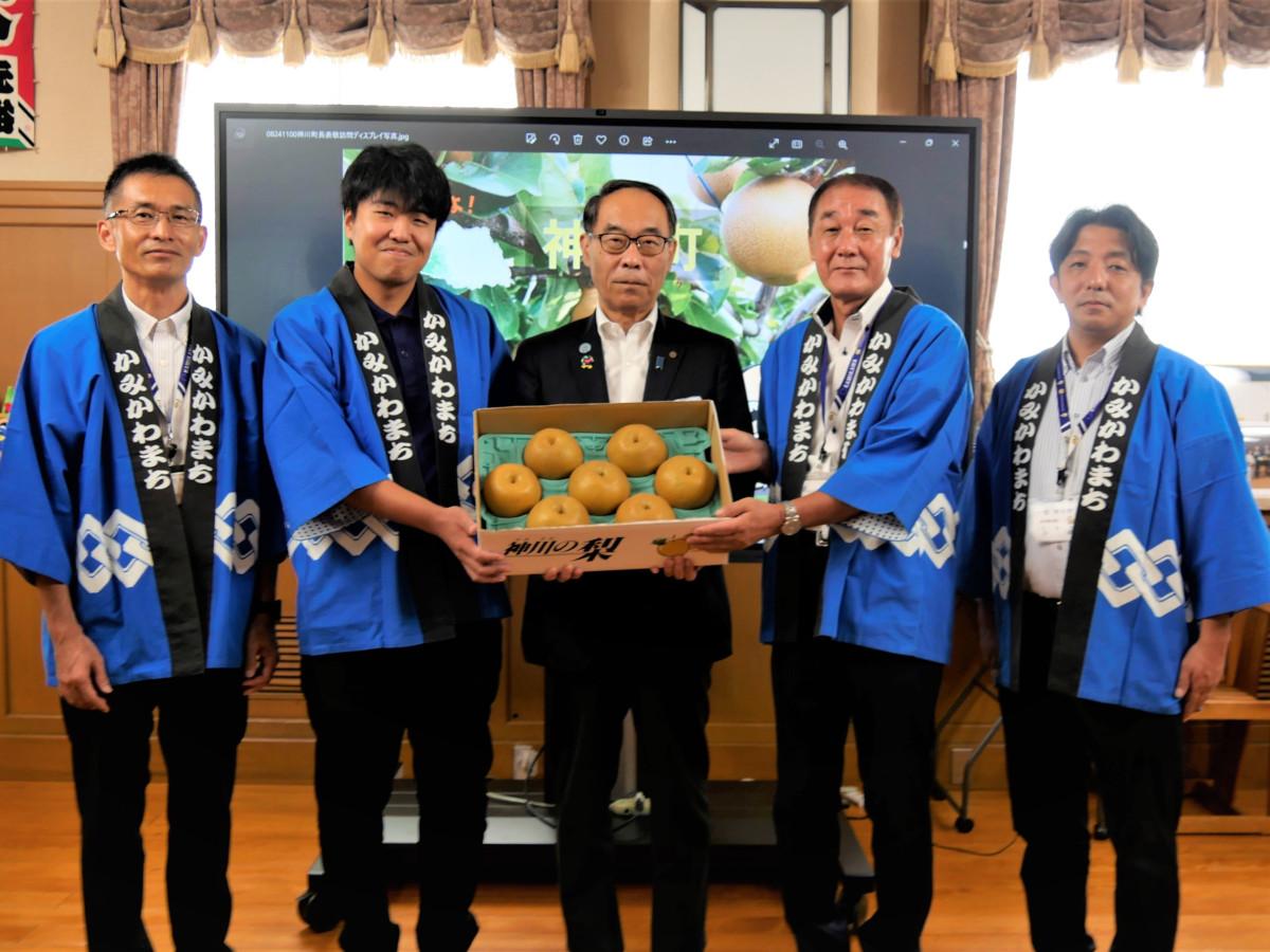 「神川の梨」をPRする大野元裕埼玉県知事（中央）、桜澤晃神川町長（右から2人目）、同町地域おこし協力隊の塚越啓太さん（左から2人目）ら（写真提供＝神川町）