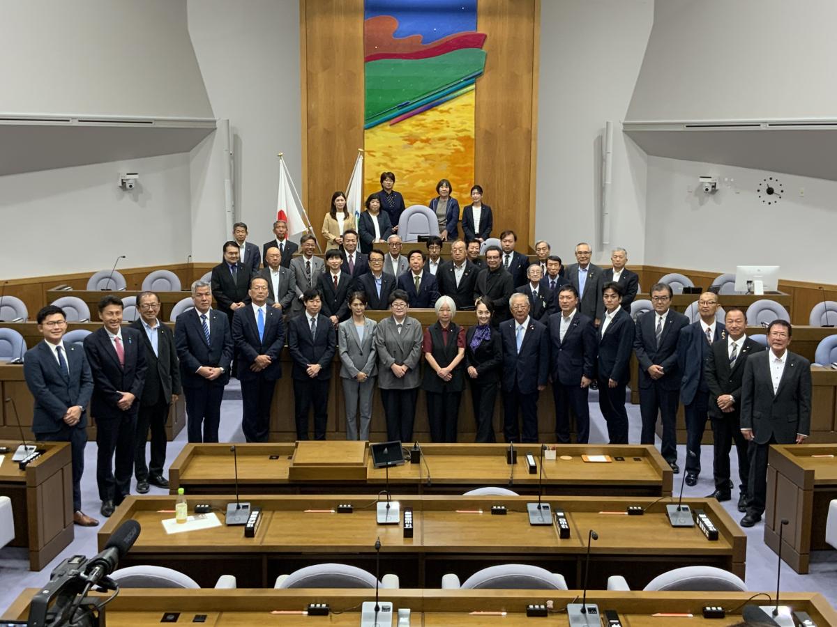 「上武連携構想」の勉強会に参加した議員41人と講演した山本龍さん（撮影場所＝本庄市議会・本会議場）